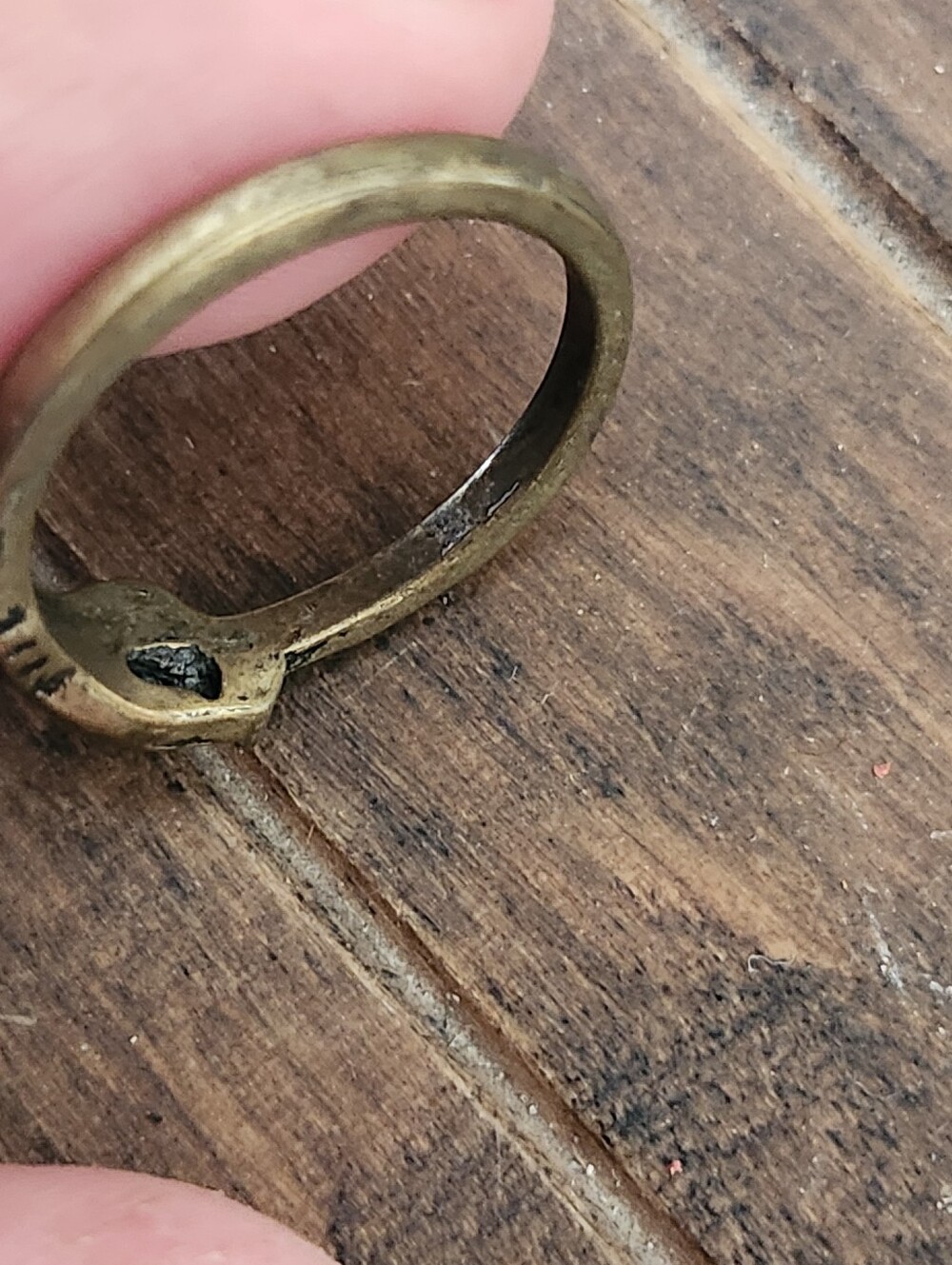 Vintage Brass Toned Clasped Hand Fede Ring With Dark Stone Accent - Picture 5 of 15